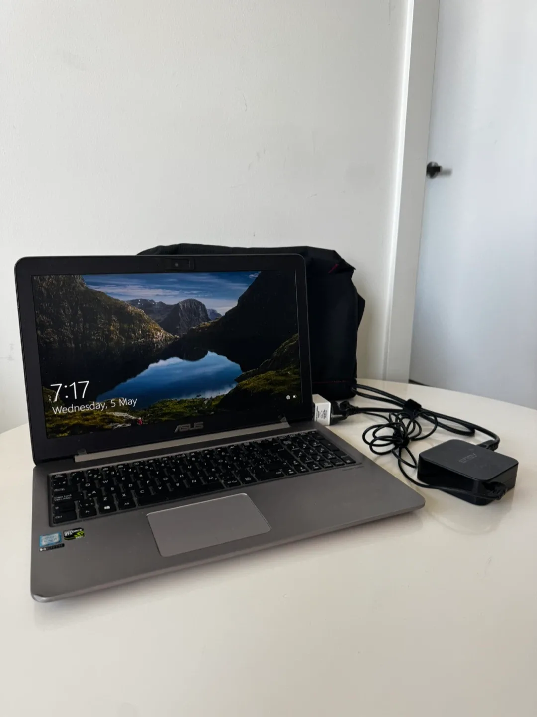 ASUS 15.6" ZenBook UX510 Laptop thumbnail