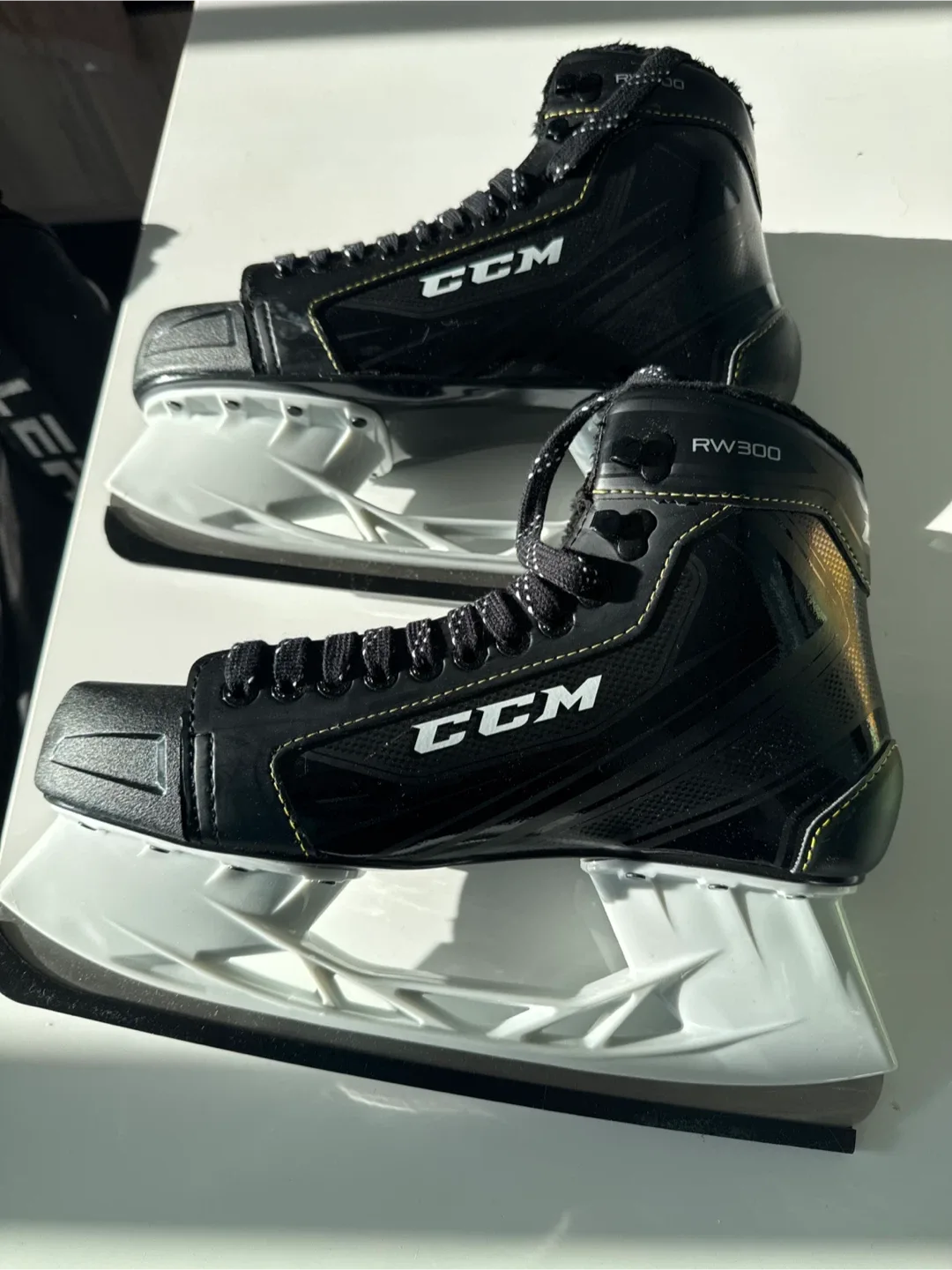 CCM RW300 Ice Skates - Size 12 image indicator(2)