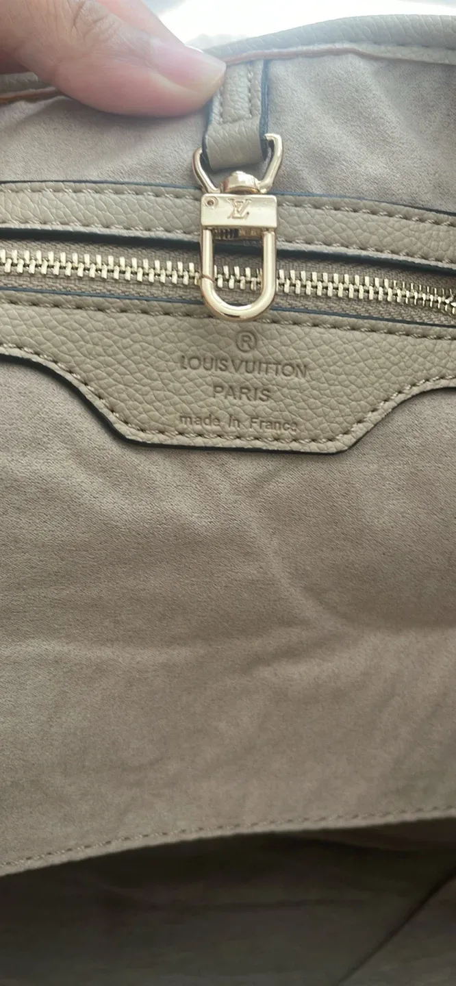 Louis Vuitton Empreinte Leather OnTheGo Tote image indicator(2)