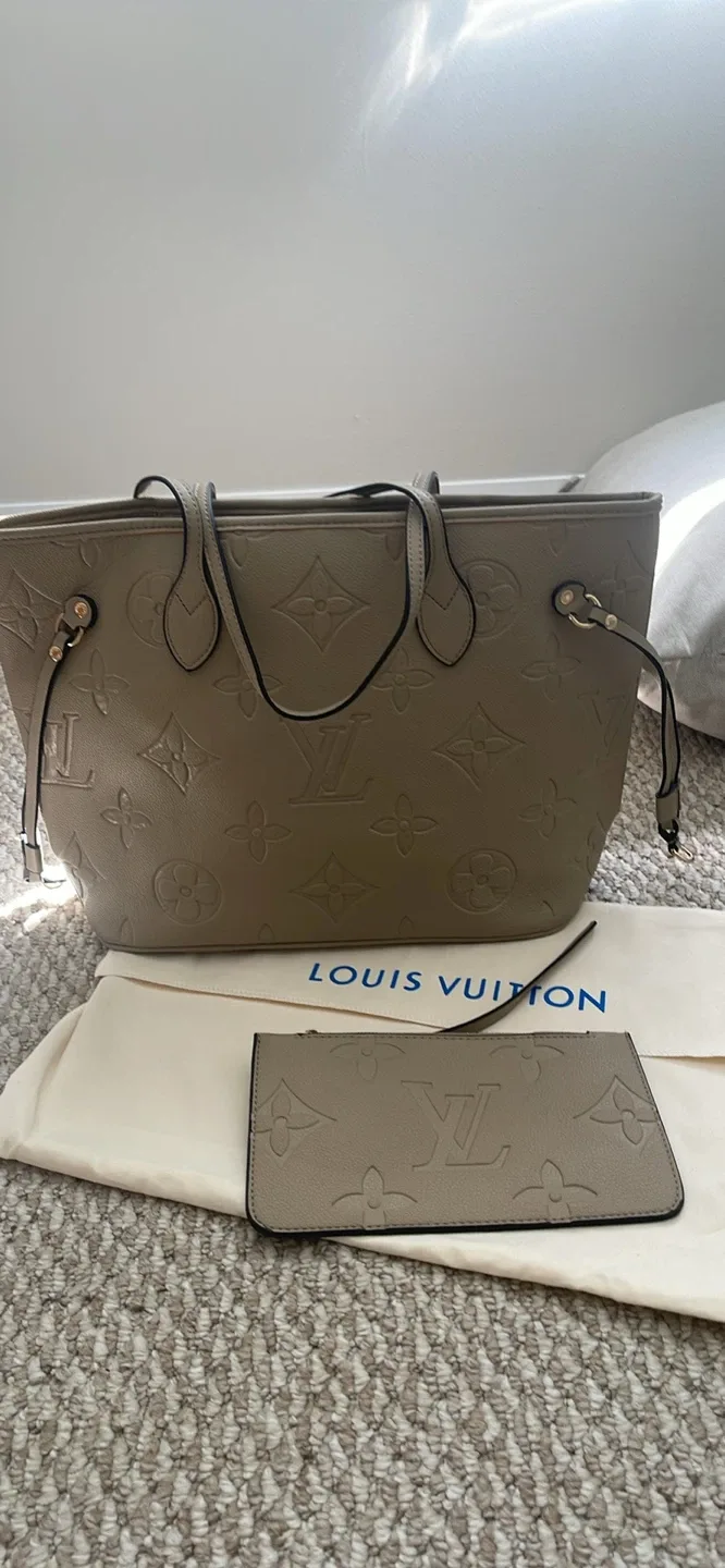 Louis Vuitton Empreinte Leather OnTheGo Tote image indicator(4)