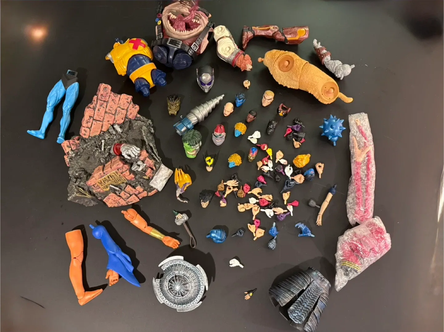 Marvel Action Figure Parts & Accessories Lot thumbnail