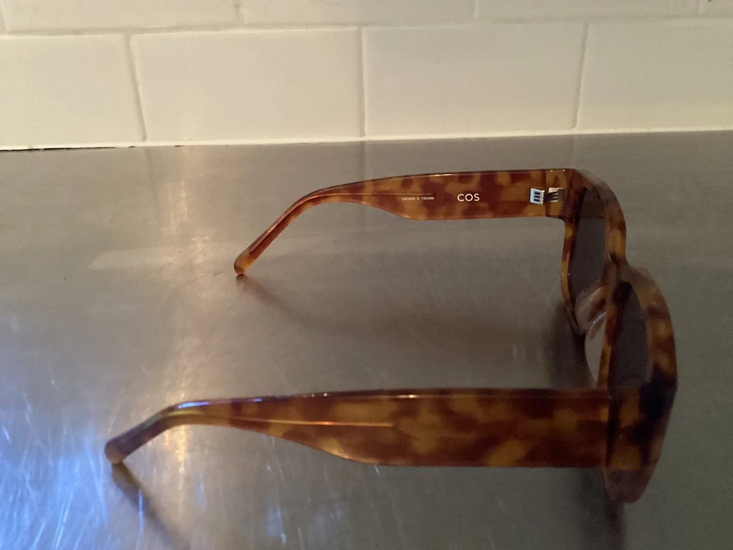 Cos sunglasses image indicator(2)