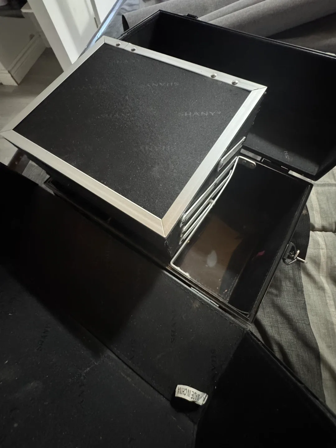 SHANY Makeup Train Case image indicator(3)