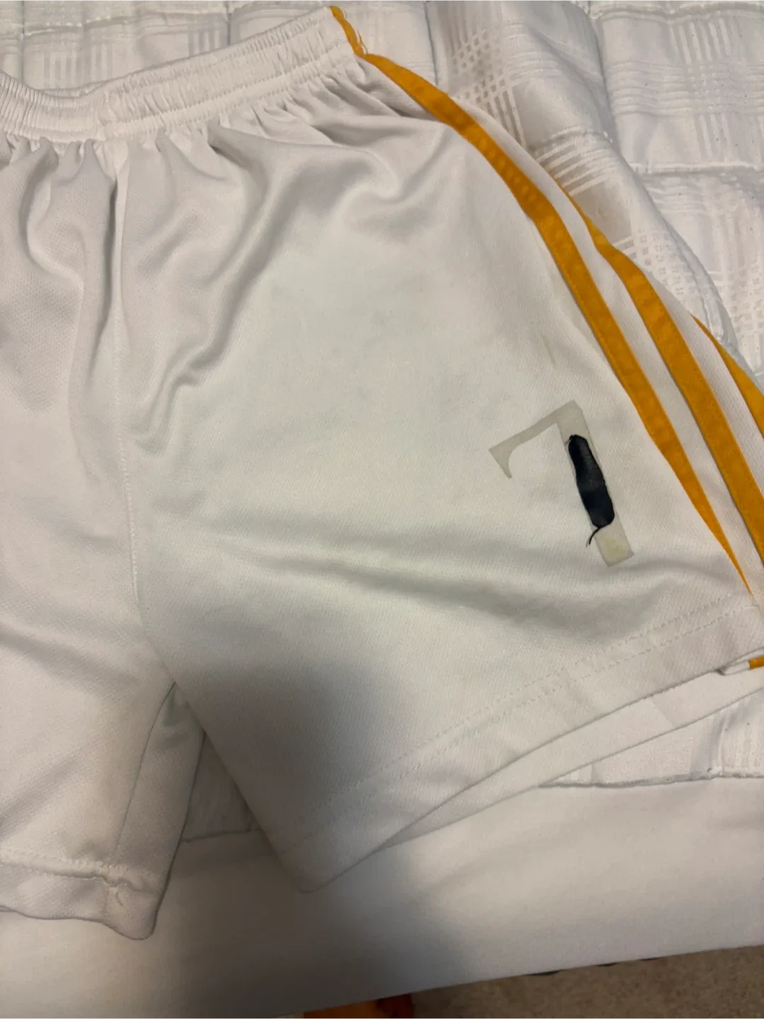 Real Madrid Vini Jr. #7 Kids Soccer Jersey Set - Size 28 image indicator(4)