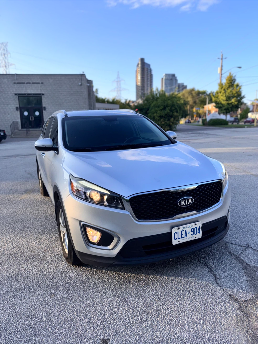 Silver Kia Sorento SUV - photo 2