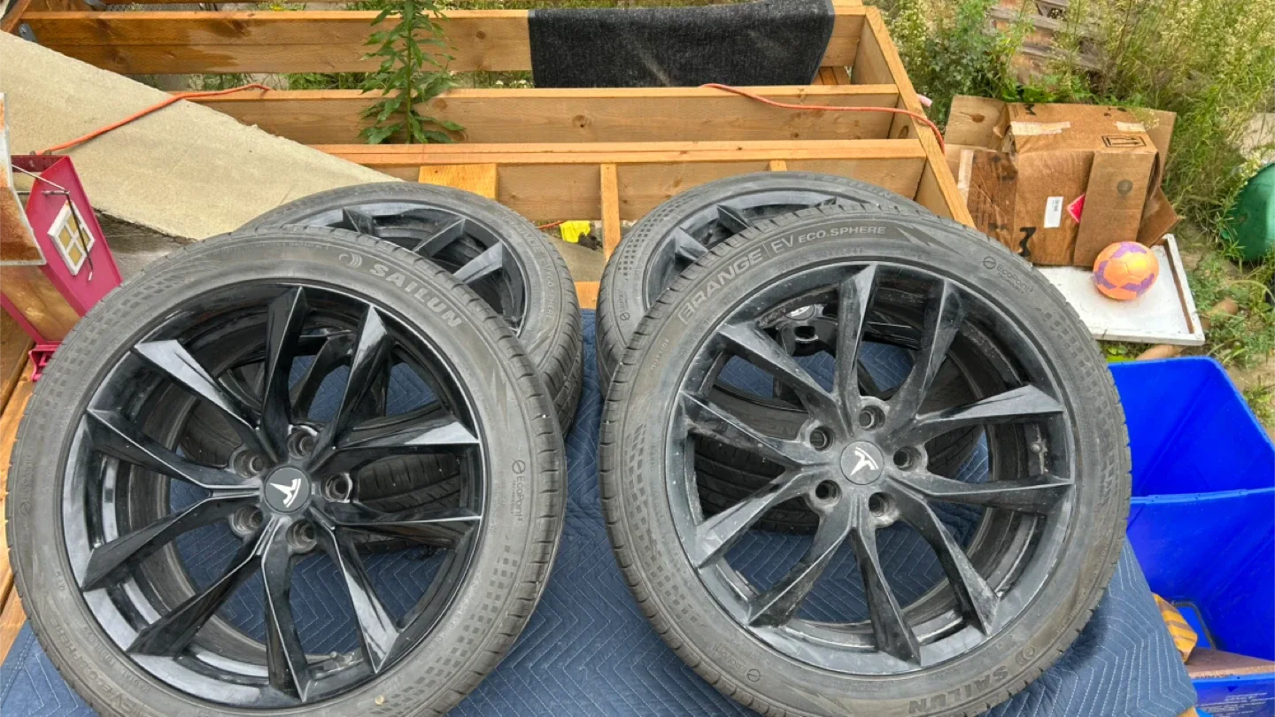 19" Tesla Model S or X Wheels & Sailun Tires - Black image indicator(3)