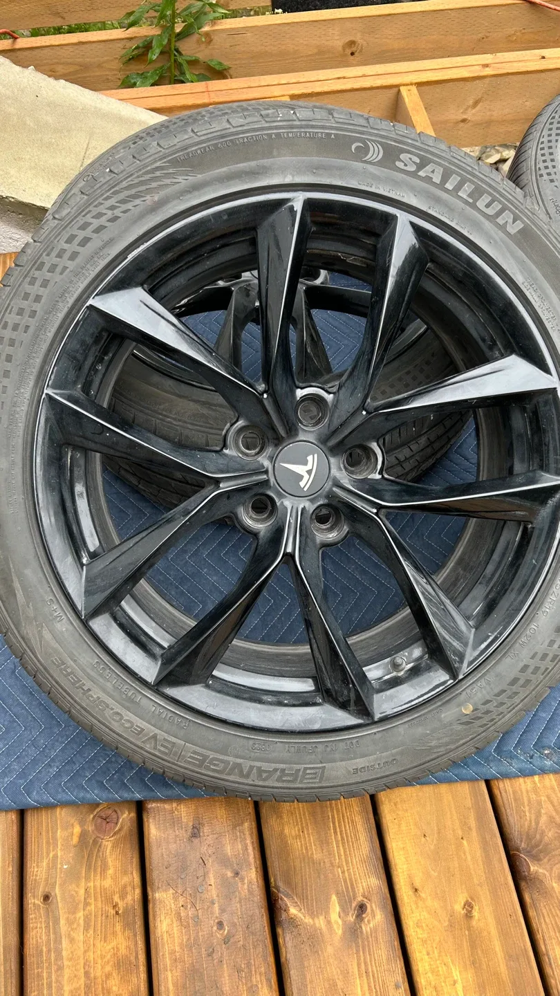 19" Tesla Model S or X Wheels & Sailun Tires - Black image indicator(2)