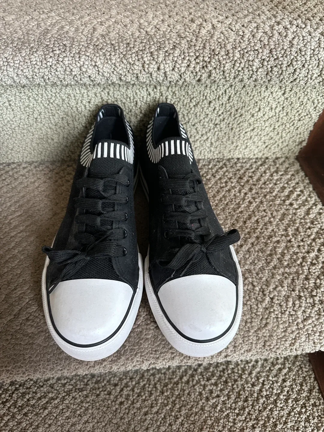Olivia Miller Black & White Sneakers - Size 10 image indicator(2)