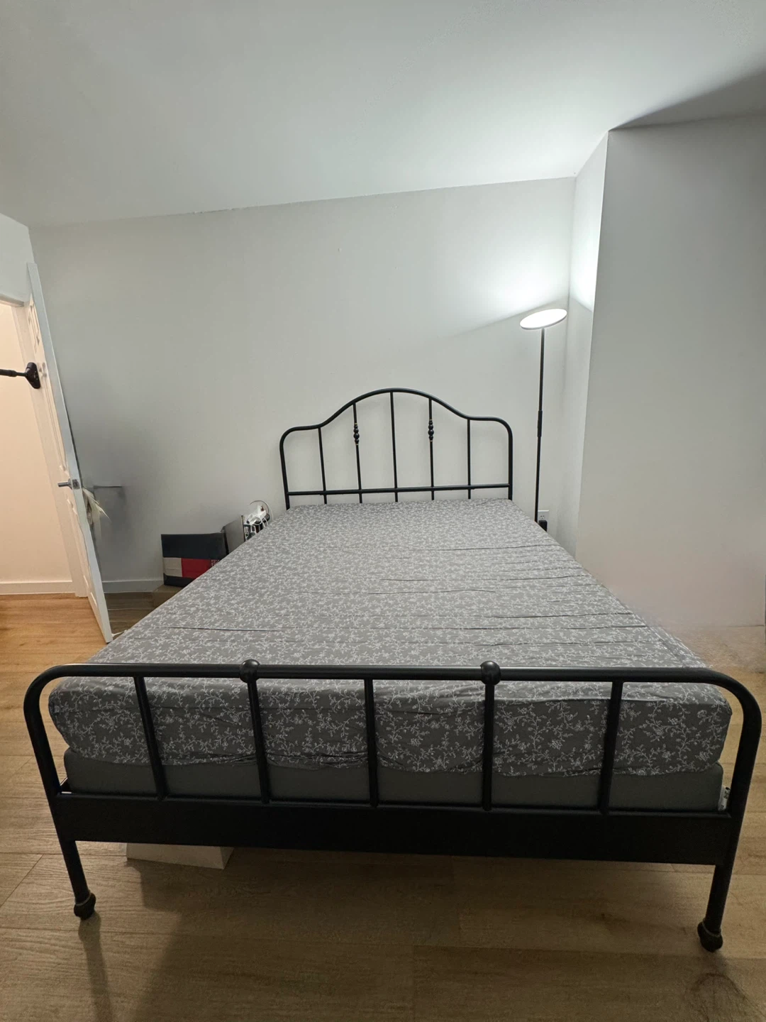 IKEA SAGSTUA Bed frame - Queen - photo 4