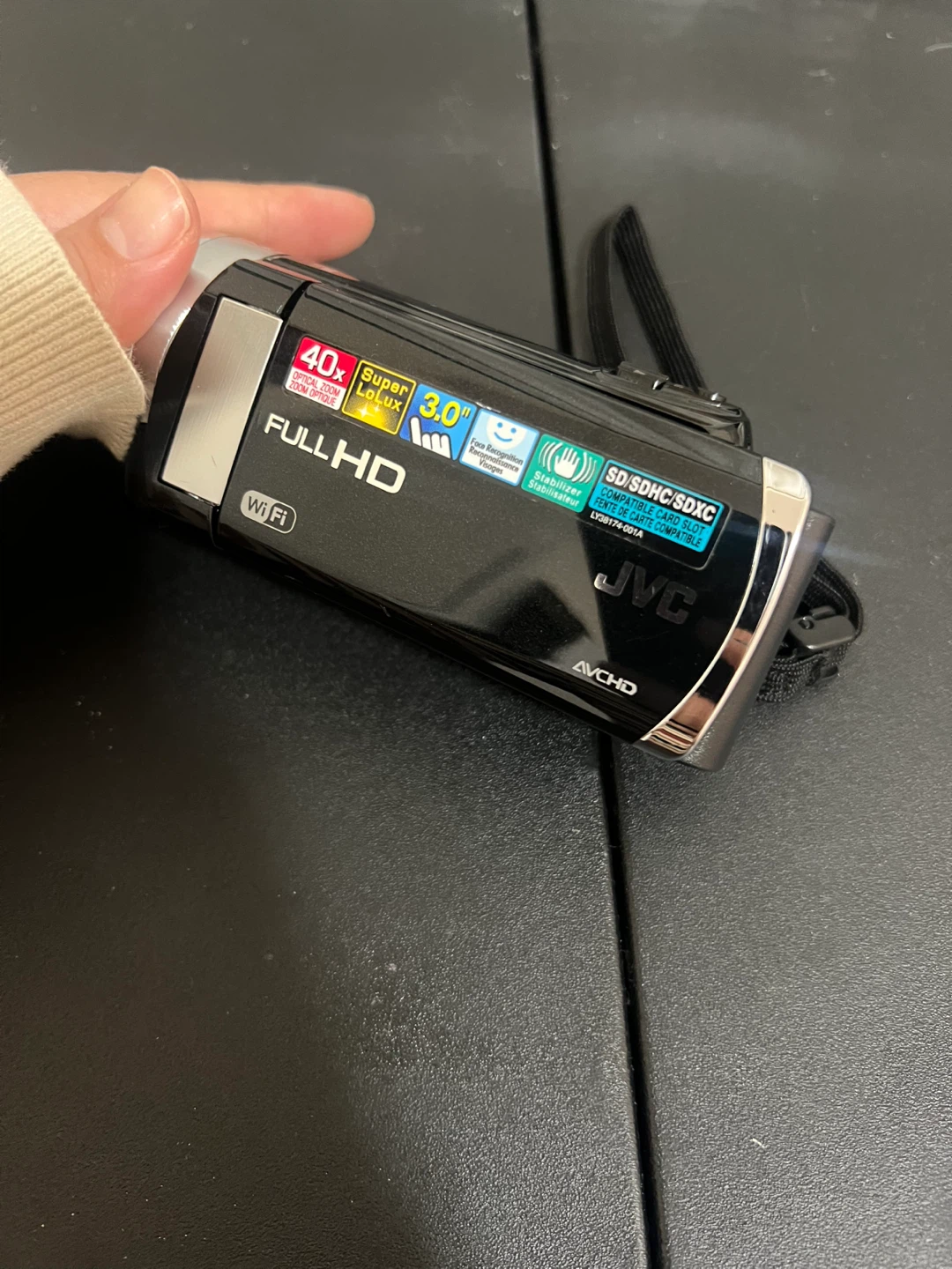JVC Everio Full HD Camcorder (charger and 8GB SD card) - photo 3