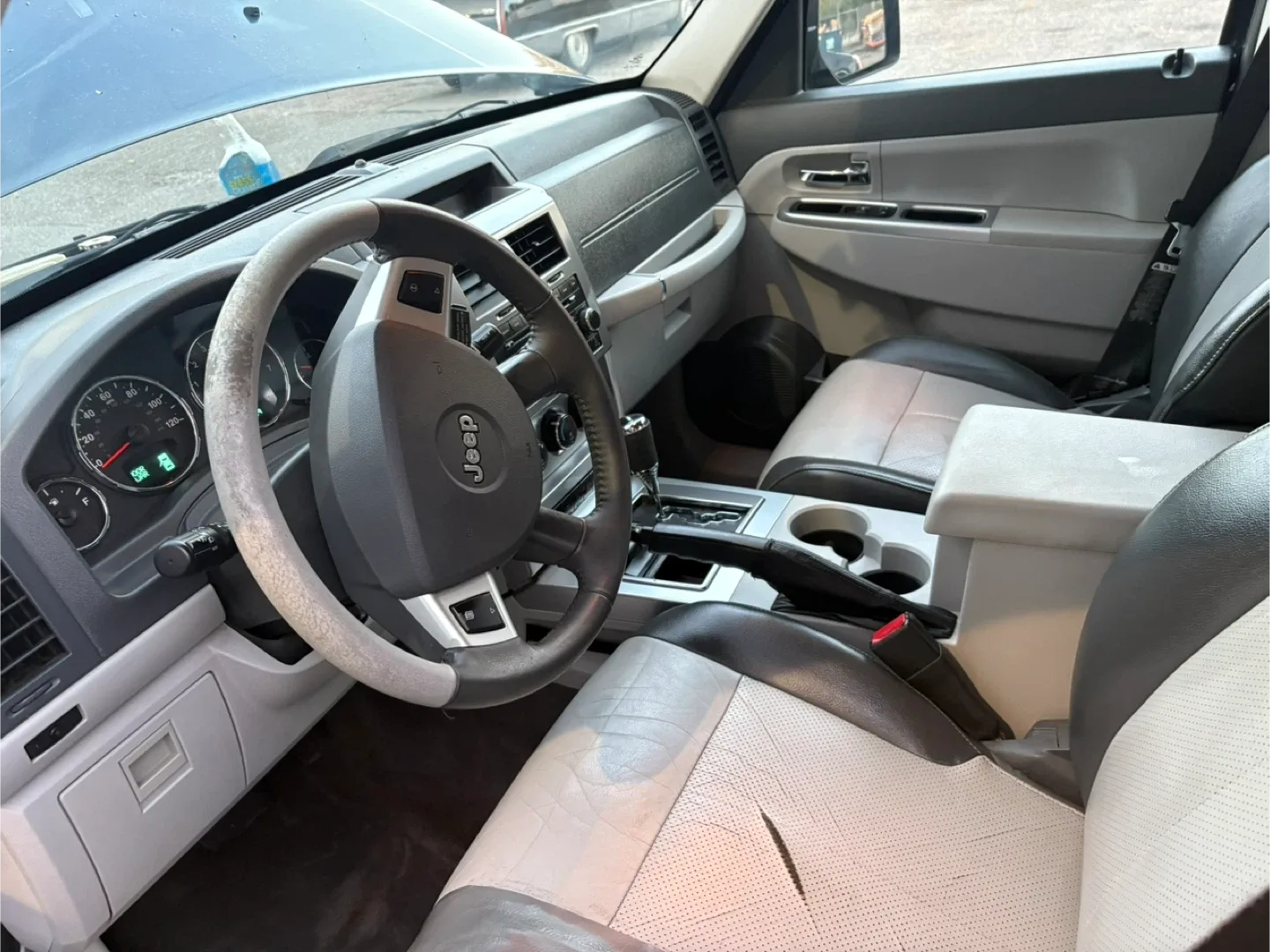 👌 2008 jeep liberty  $3300 image indicator(8)