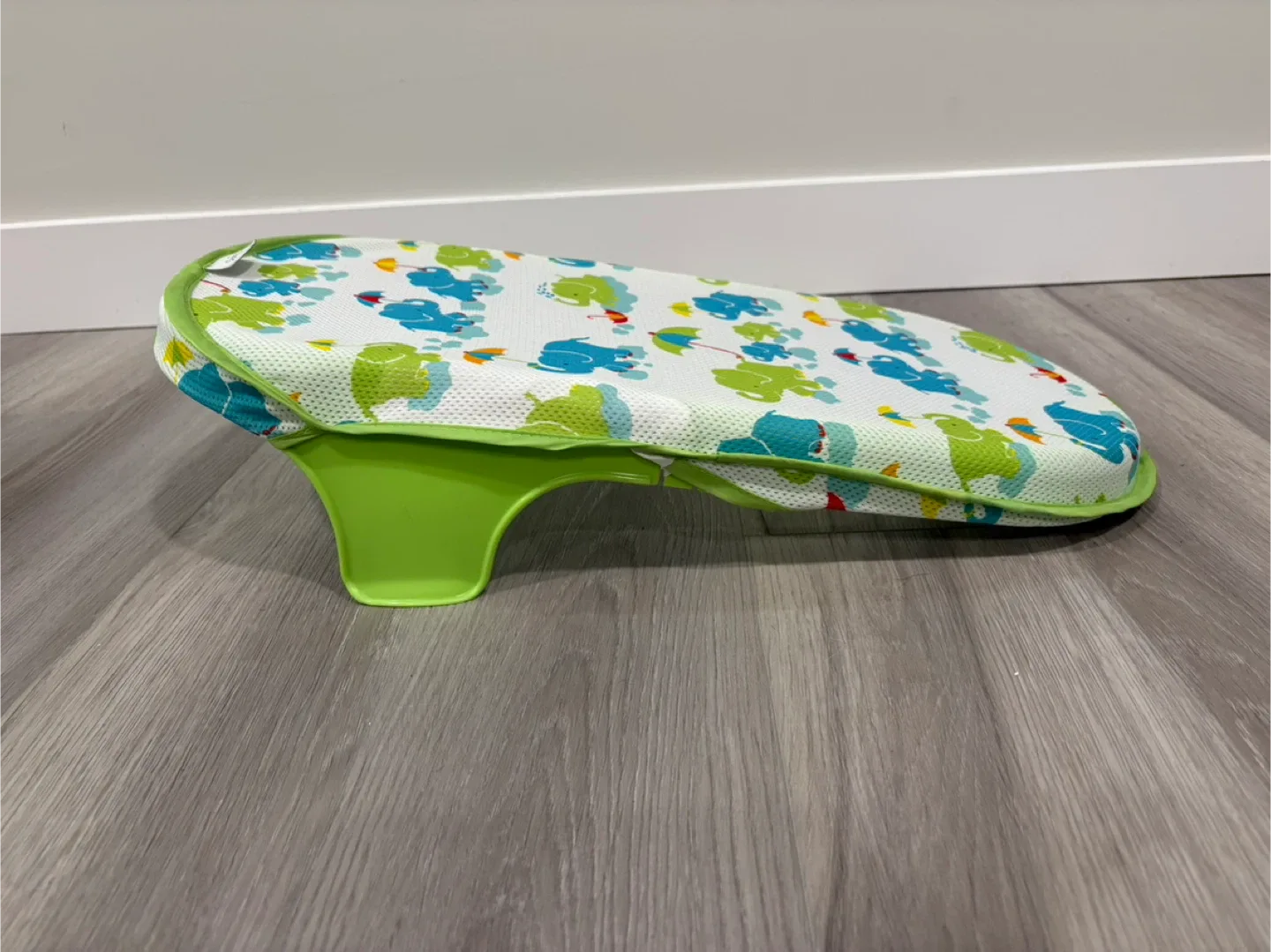 White Baby Bathtub with mesh insert image indicator(6)