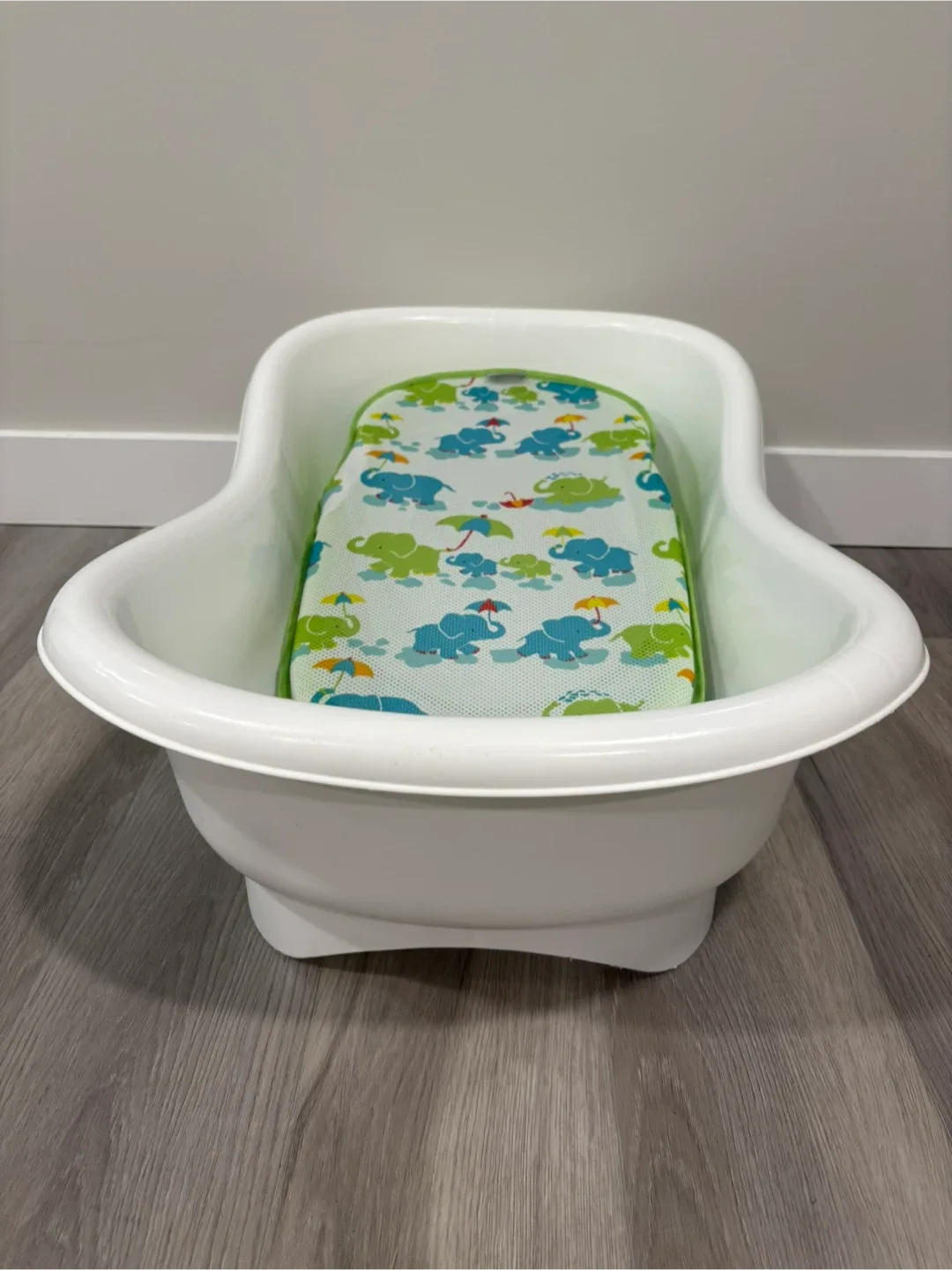 White Baby Bathtub with mesh insert image indicator(9)