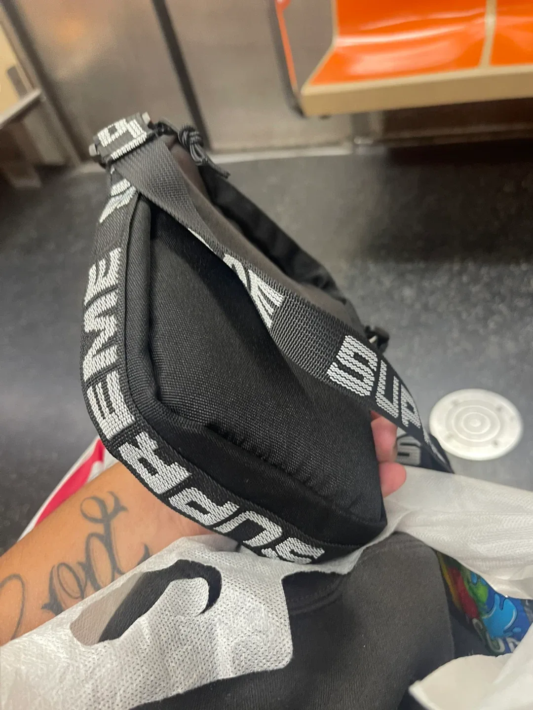 Supreme Black Shoulder Bag image indicator(2)