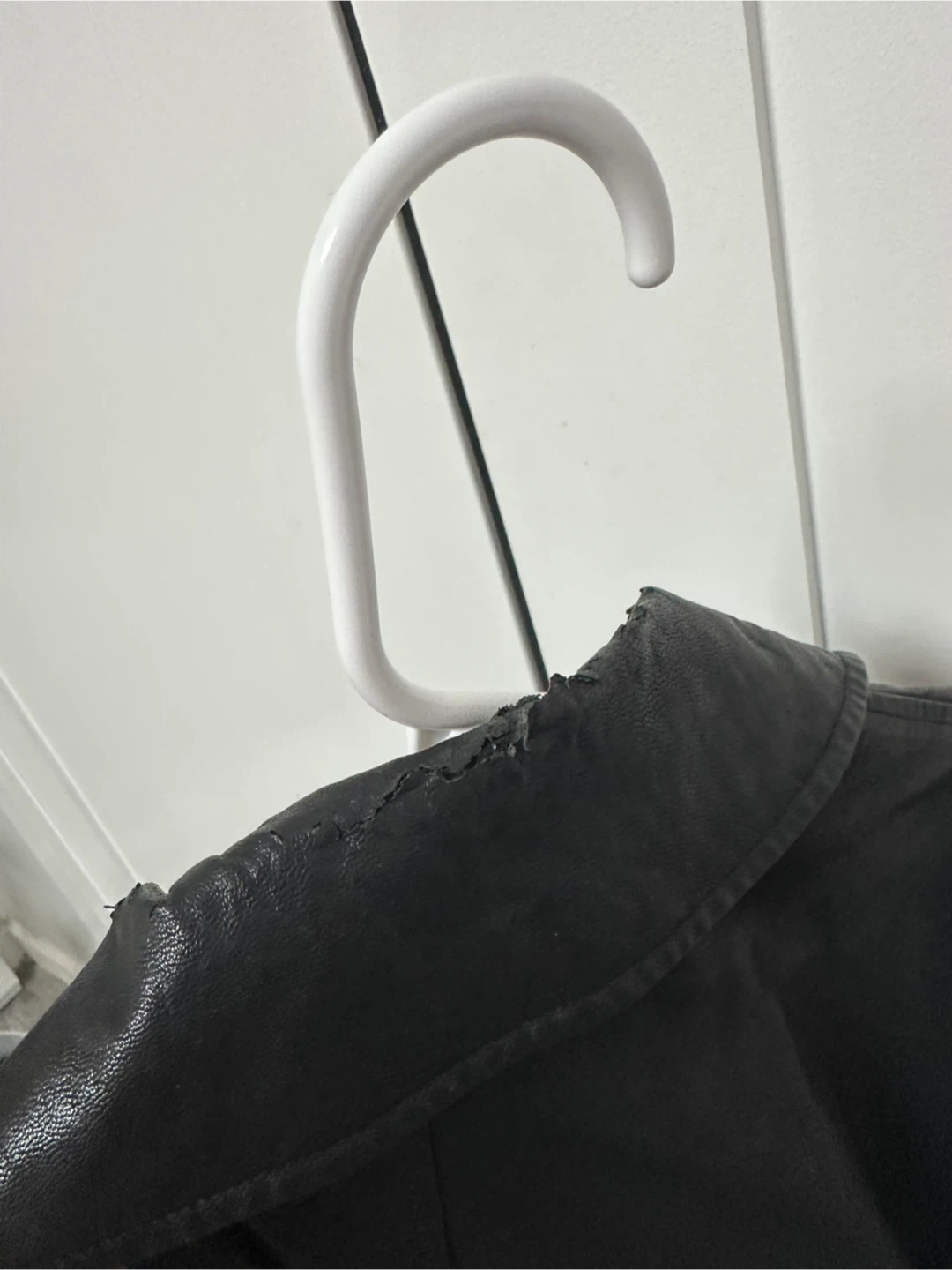 Black leather jacket - photo 2