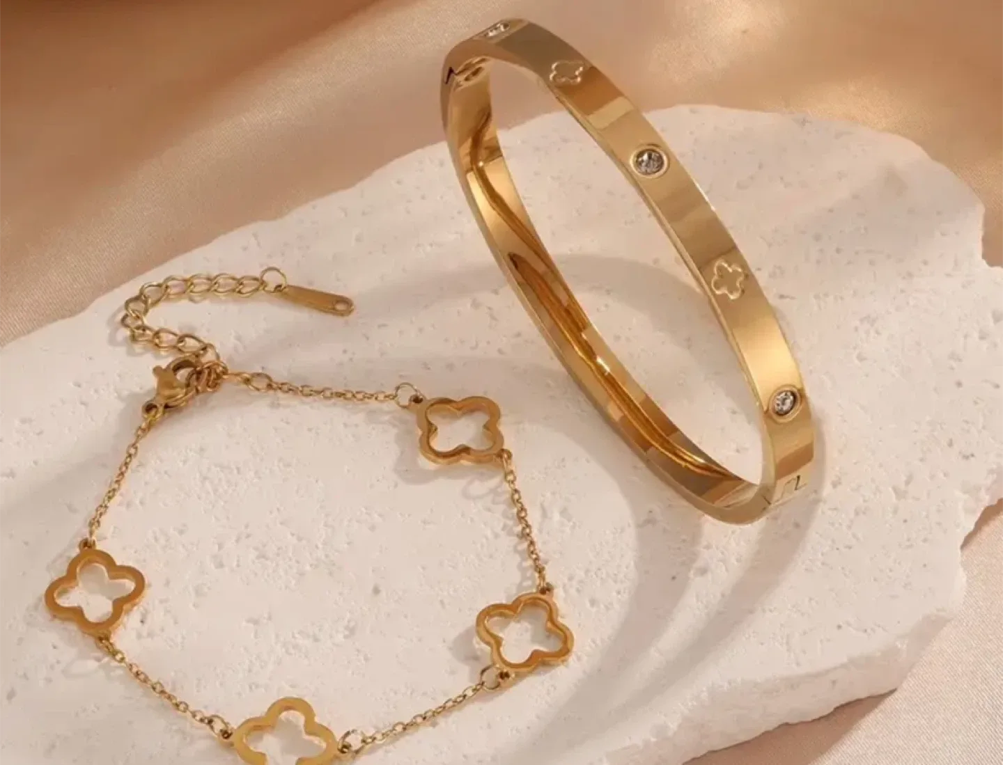 Gold Clover Bracelet Set image indicator(2)