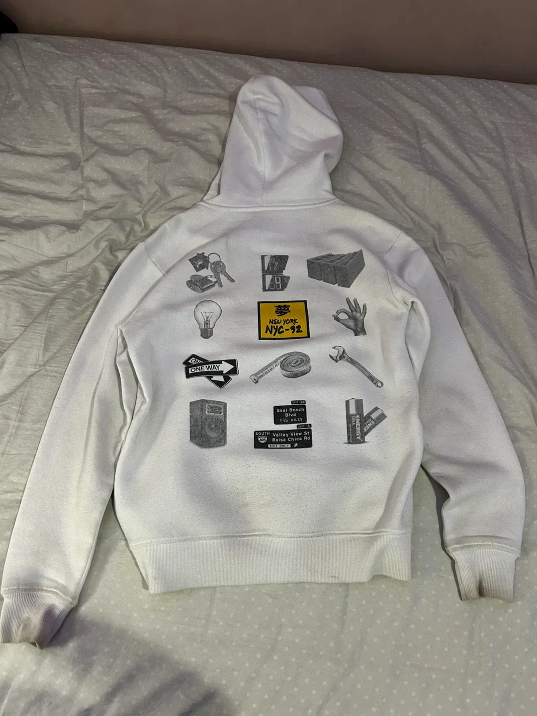 White Hoodie - The City That Never Sleeps image indicator(2)