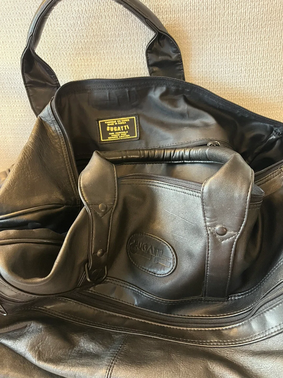 Bugatti Leather Travel Bag image indicator(3)