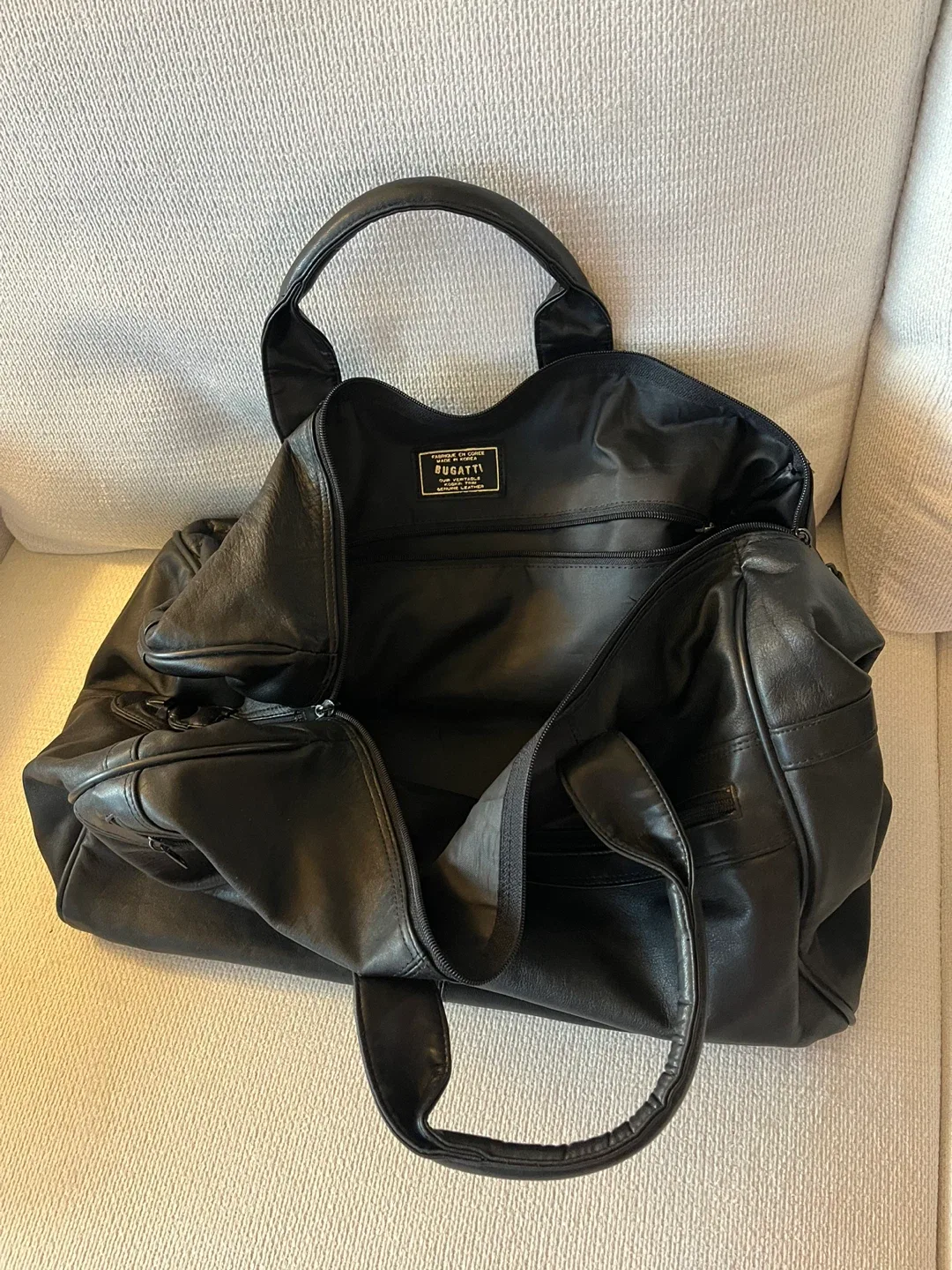 Bugatti Leather Travel Bag image indicator(2)