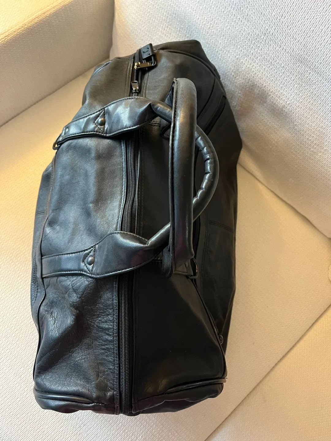 Bugatti Leather Travel Bag image indicator(6)