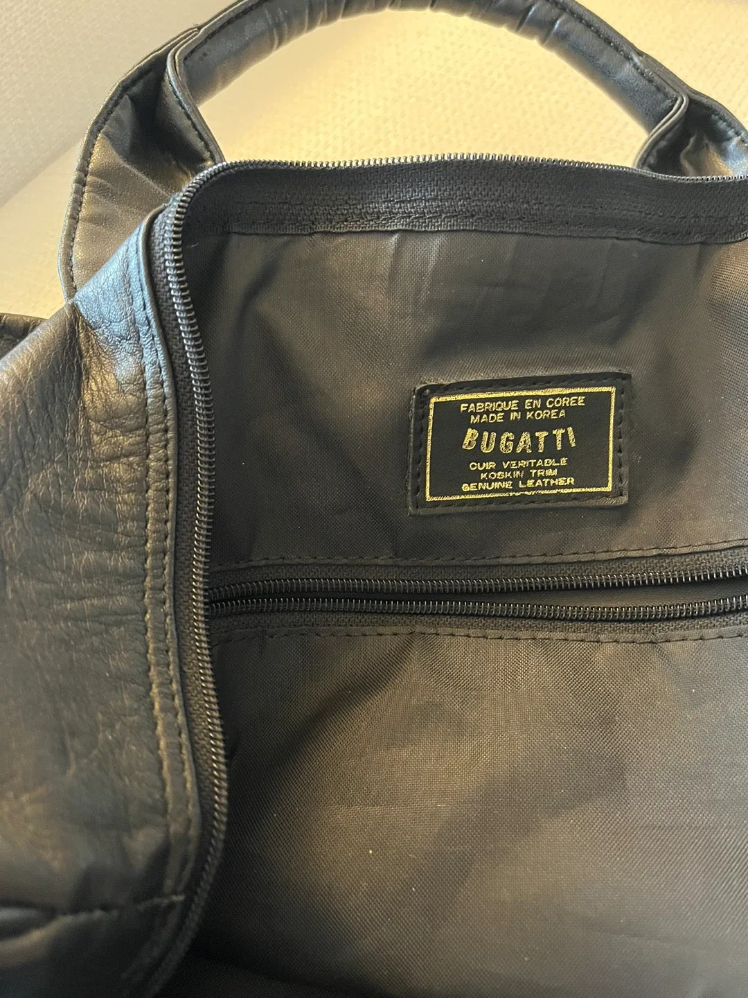 Bugatti Leather Travel Bag image indicator(7)