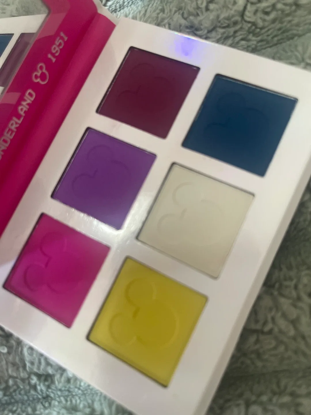 Disney Alice in Wonderland 6 Colour Palette image indicator(2)