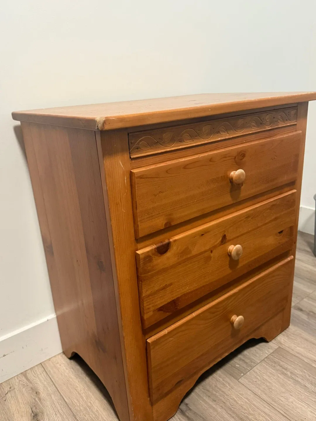 3-Drawer Dresser with Mirror image indicator(3)