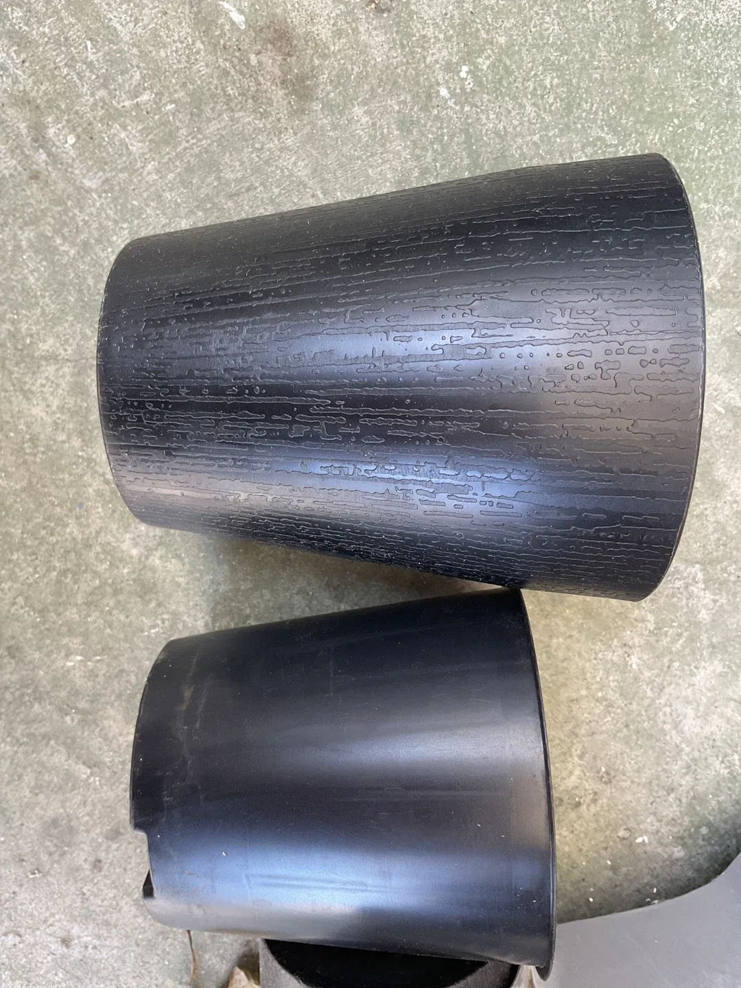 Two Black Plastic Plant Pots🥕 thumbnail