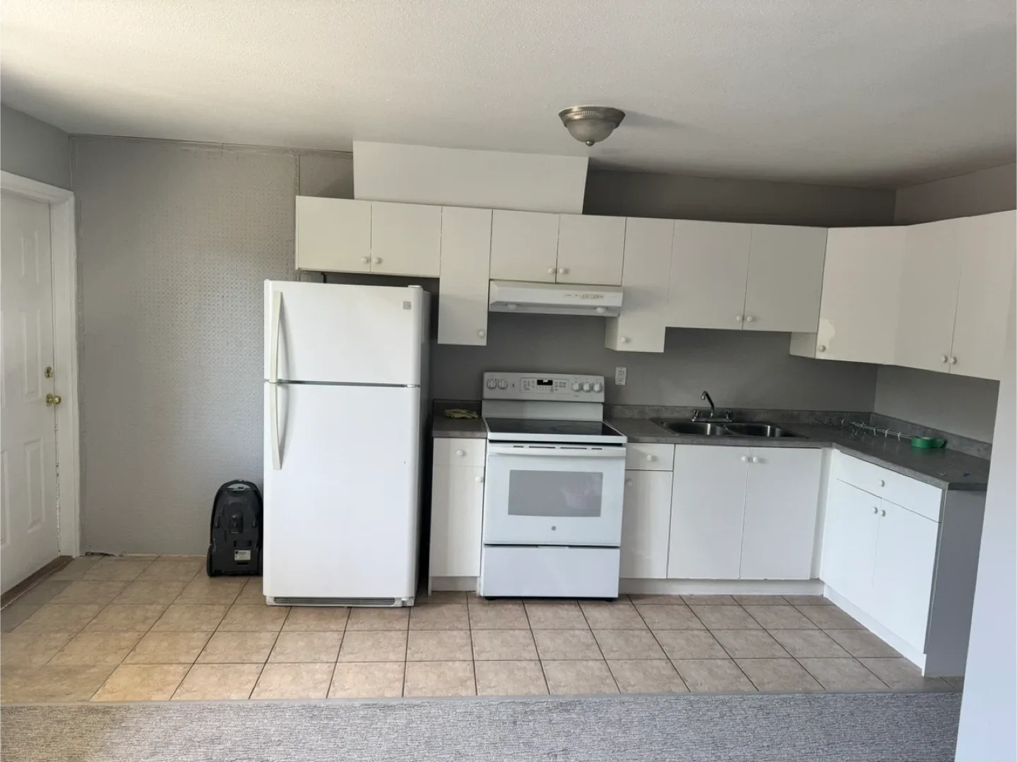 ***2 BDR GROUND LEVEL SUITE FOR RENT - $2100*** thumbnail