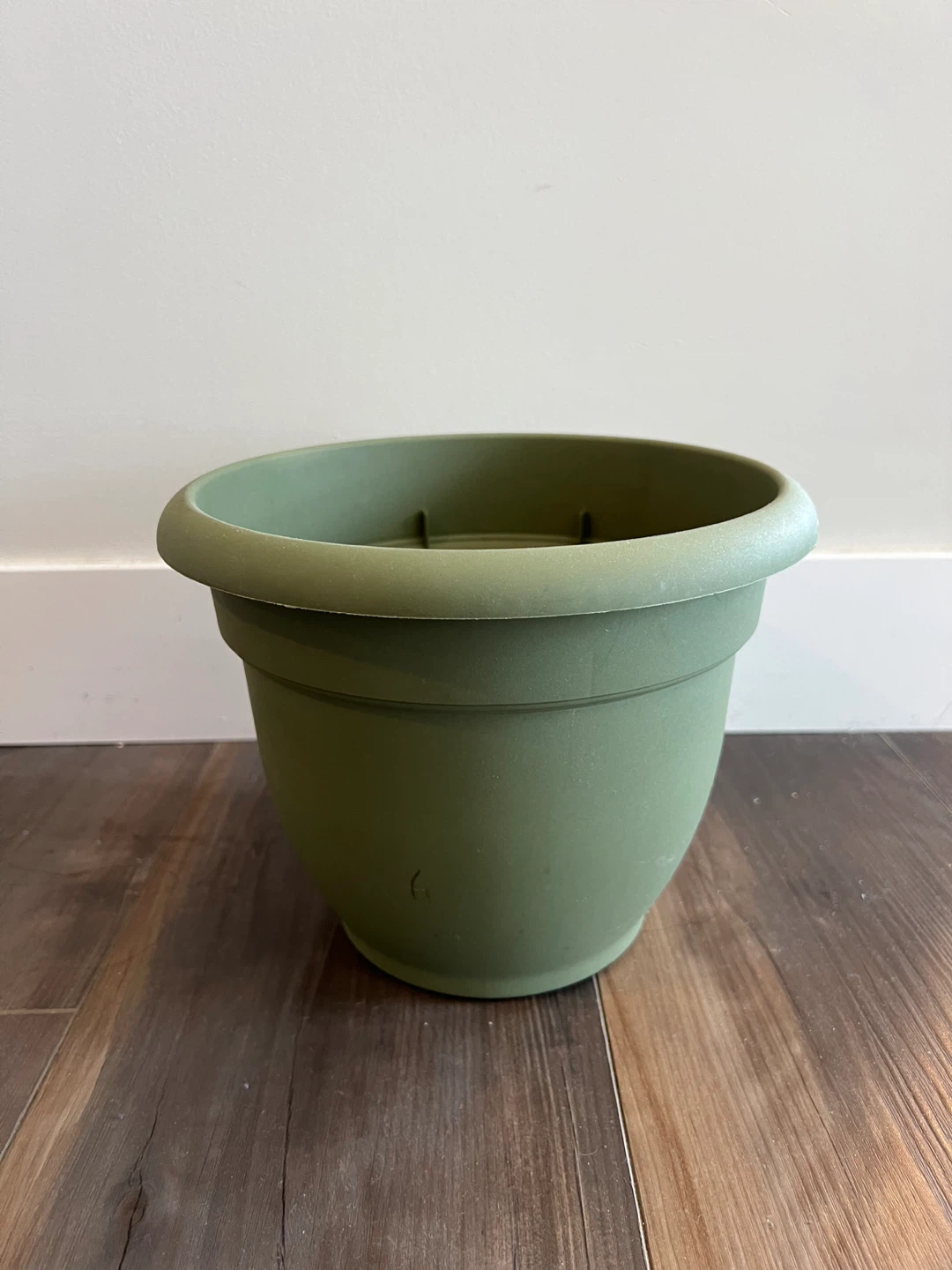 Green 8” plastic plant pot