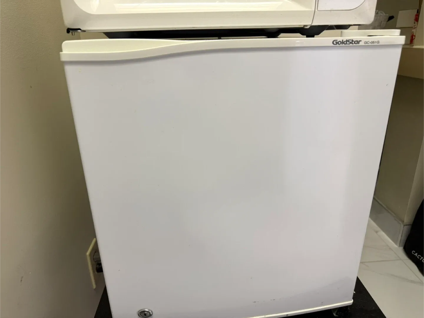 GoldStar GC-051G Mini Fridge thumbnail