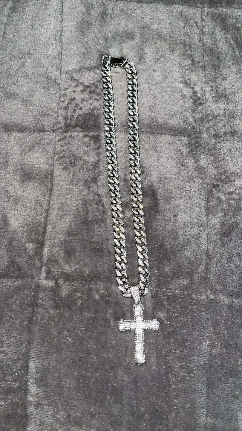 Moissanite Cuban Chain Cross Pendant Necklace image indicator(3)