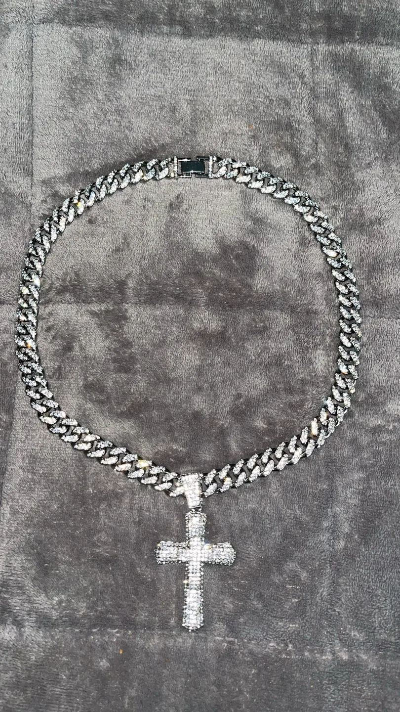 Moissanite Cuban Chain Cross Pendant Necklace image indicator(2)