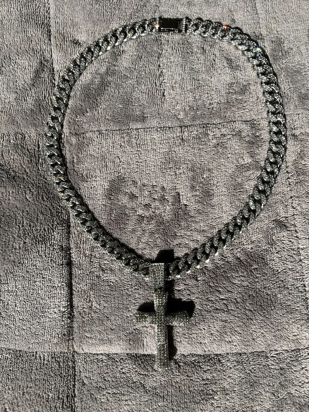 Moissanite Cuban Chain Cross Pendant Necklace image indicator(4)