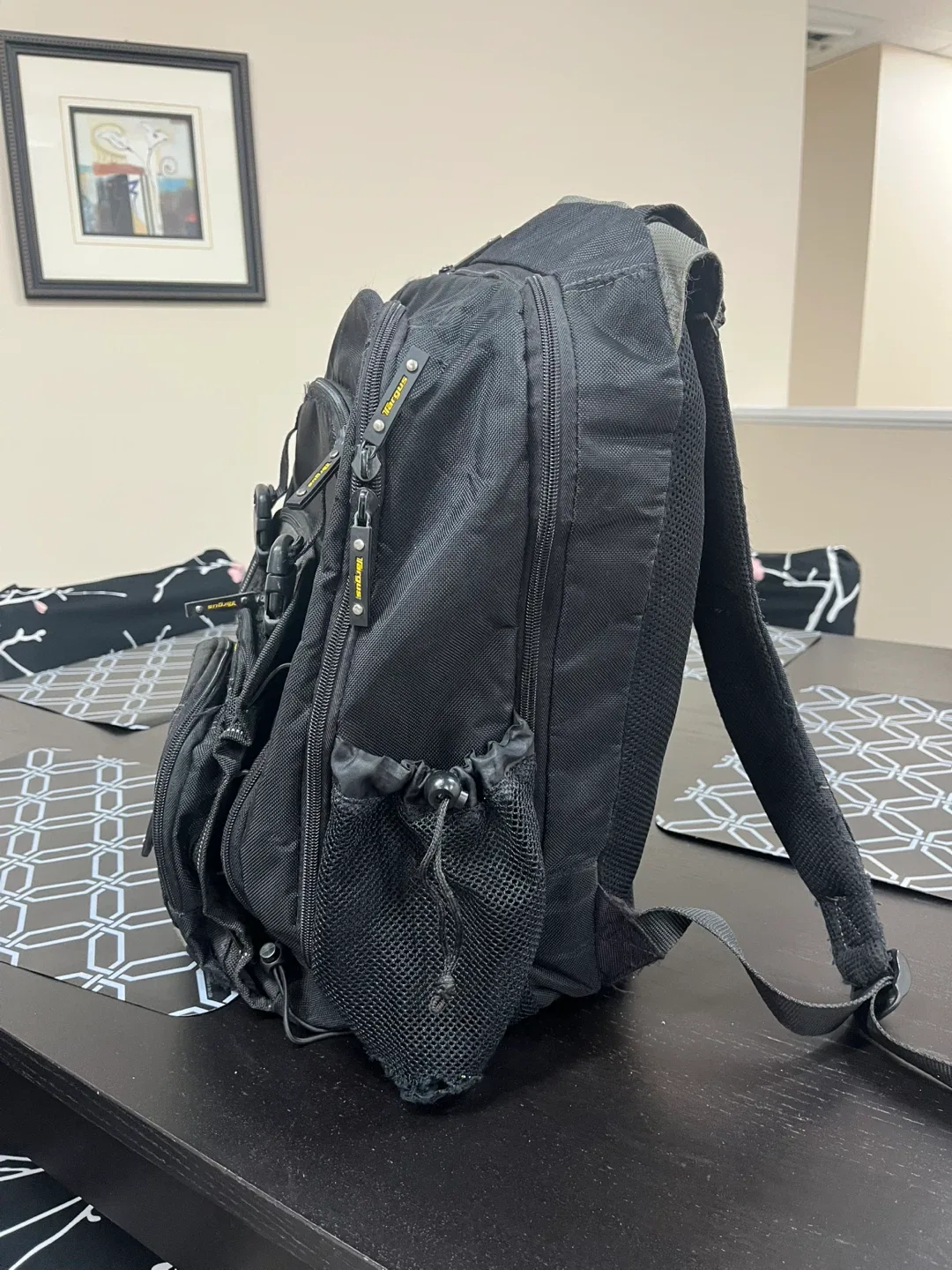 SwissGear Black Backpack image indicator(2)