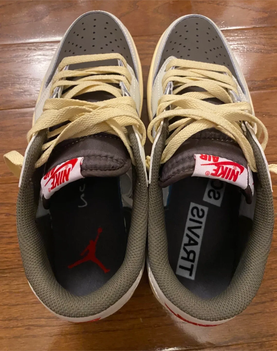 Travis Scott Dunks image indicator(5)