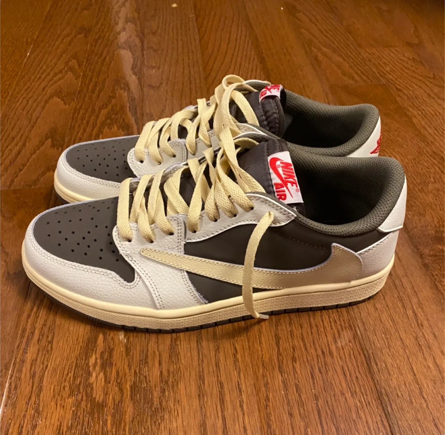 Travis Scott Dunks image indicator(3)