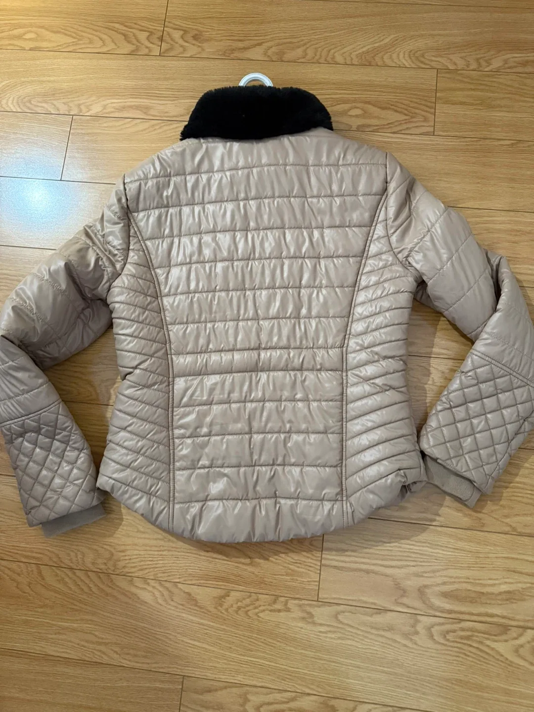 Women Guess Puffer Jacket with Faux Fur Collar - Size M🥕 image indicator(2)