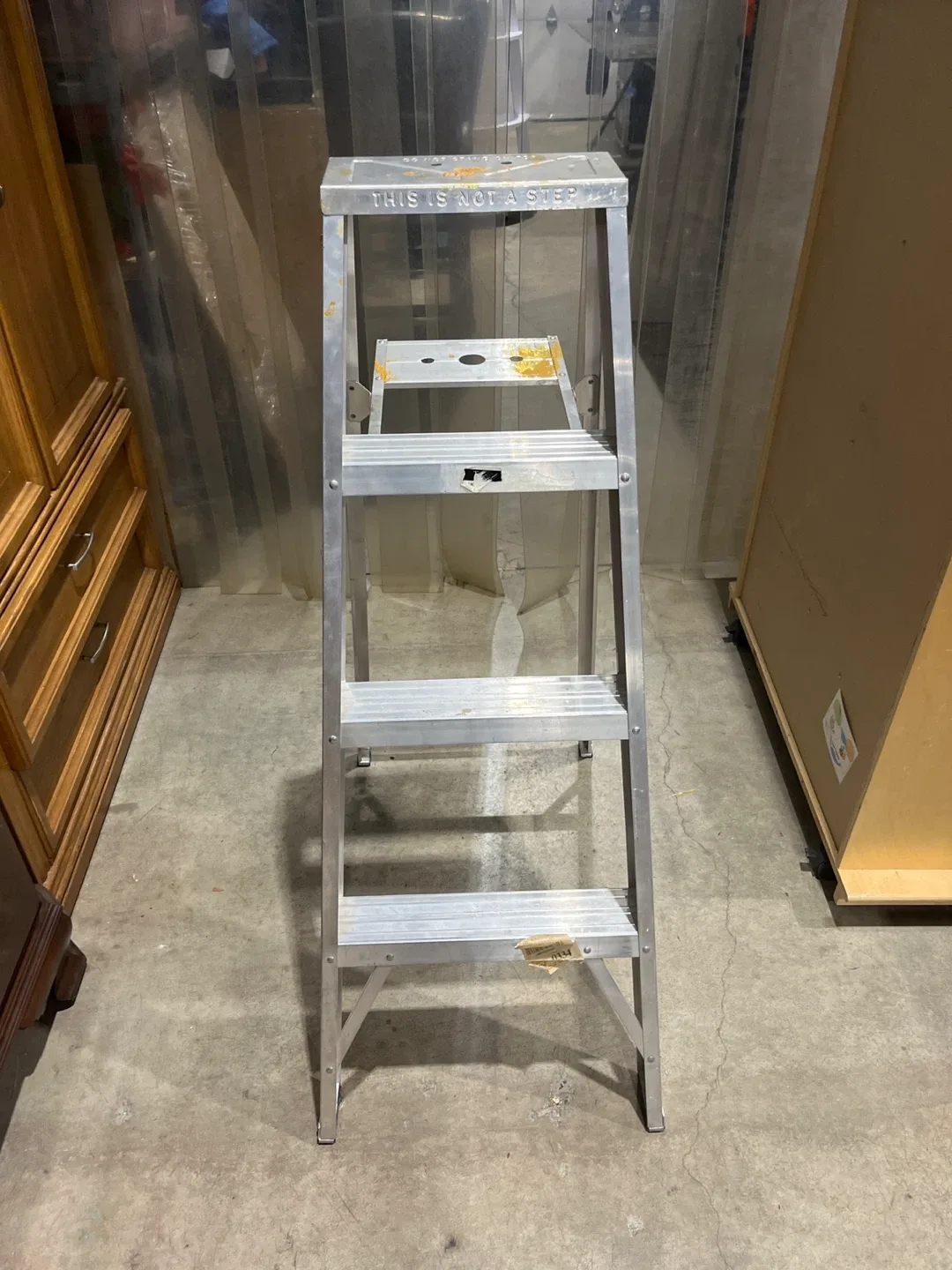 Aluminum Step Ladder - 4 Steps thumbnail