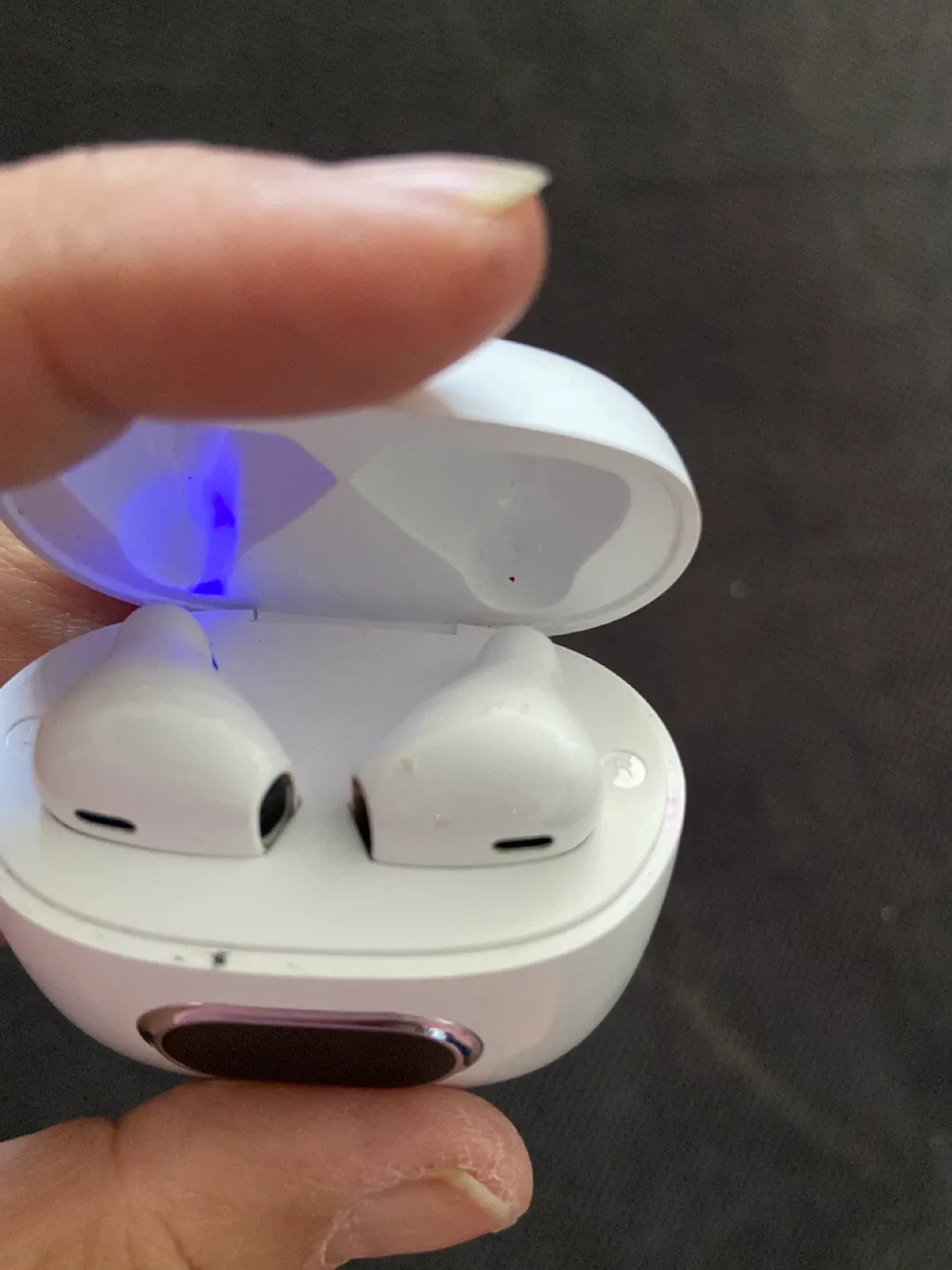 White Wireless Earbuds with Charging Case image indicator(2)