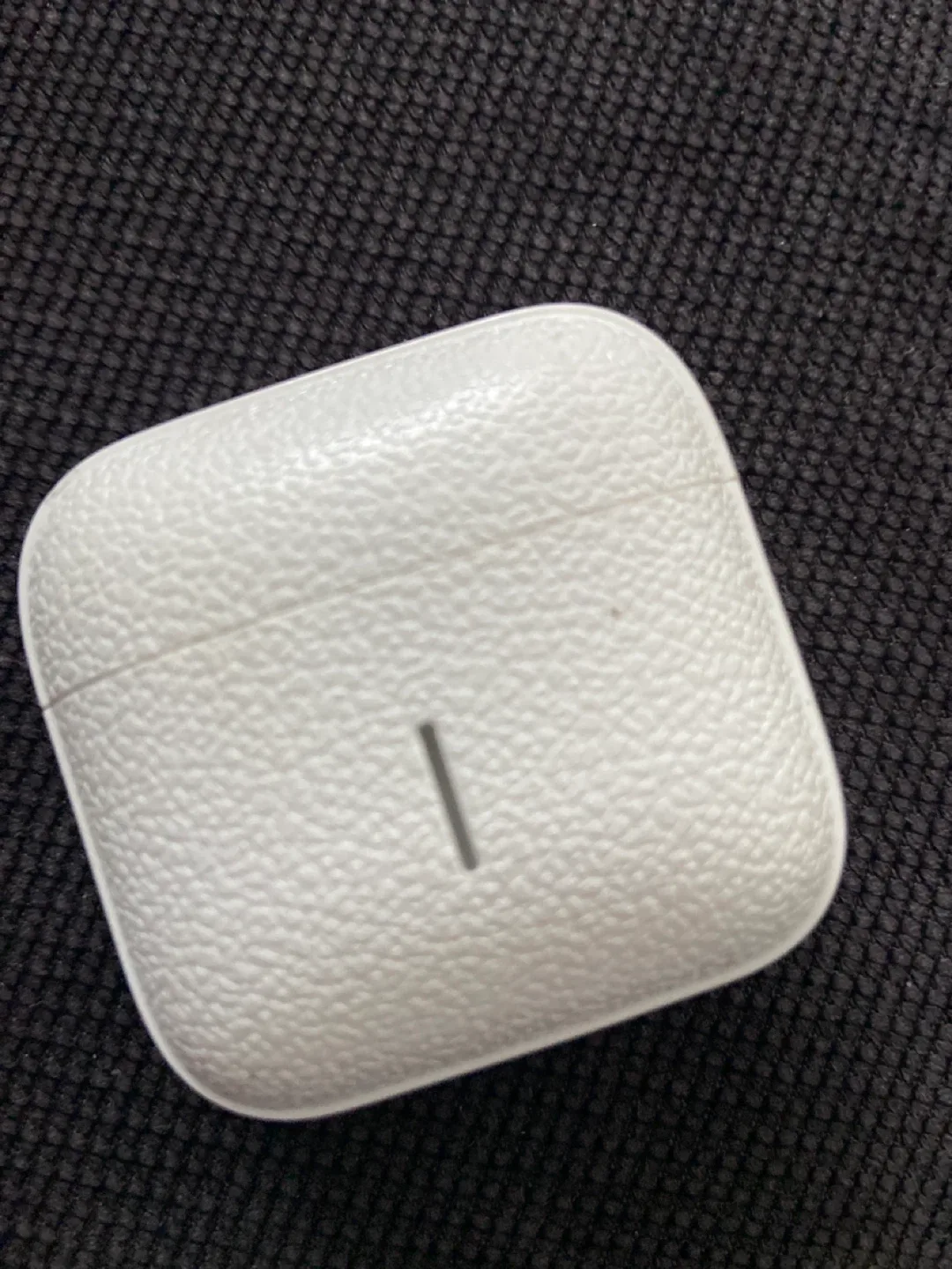 White Wireless Earbuds with Case image indicator(2)