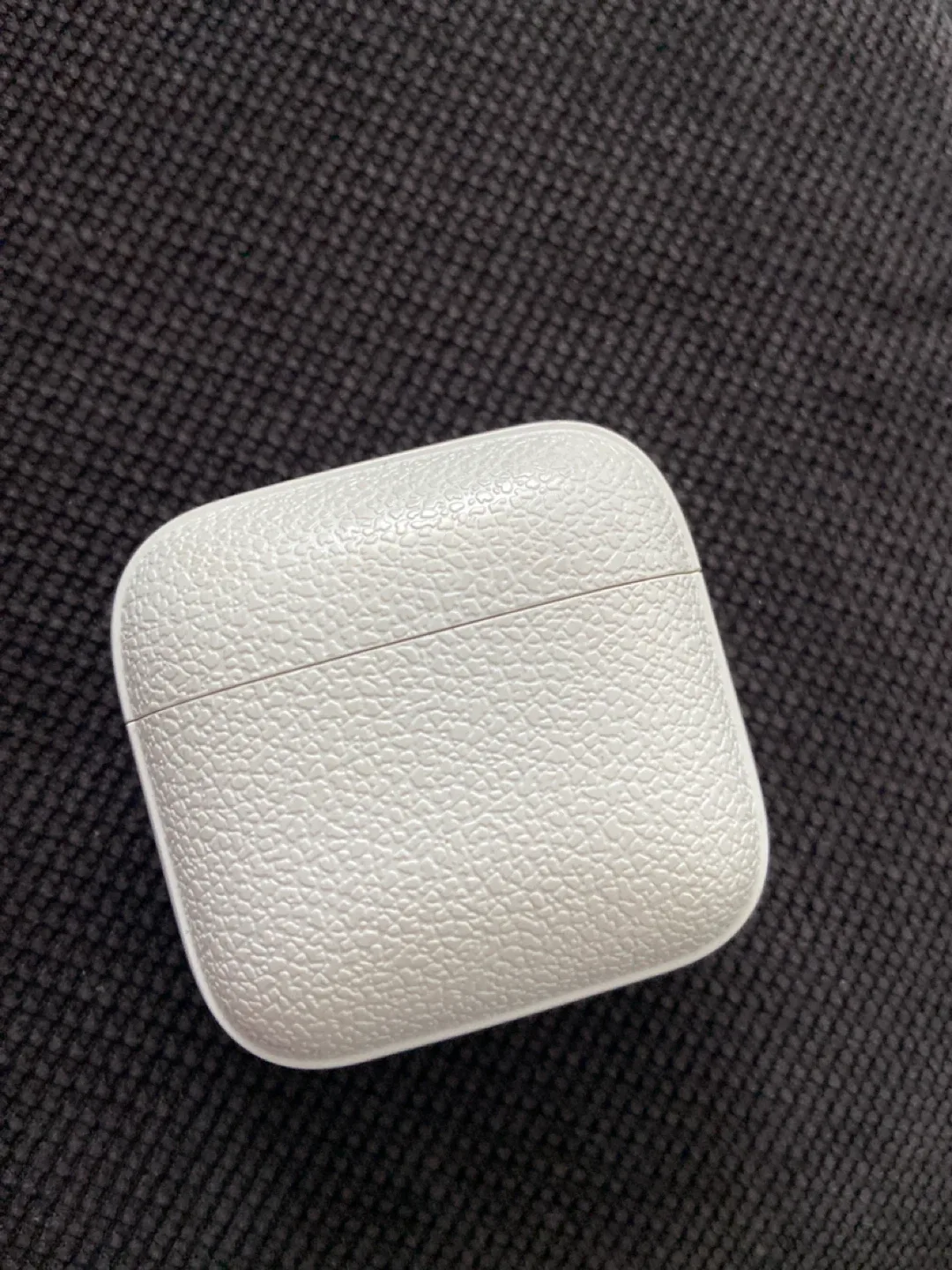 White Wireless Earbuds with Case image indicator(3)