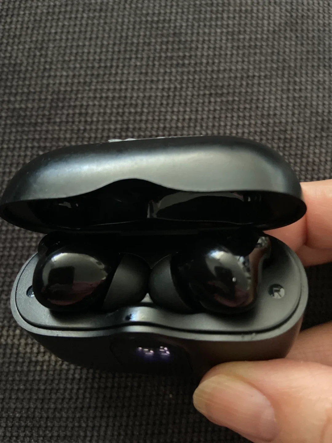 Black Wireless Earbuds image indicator(2)