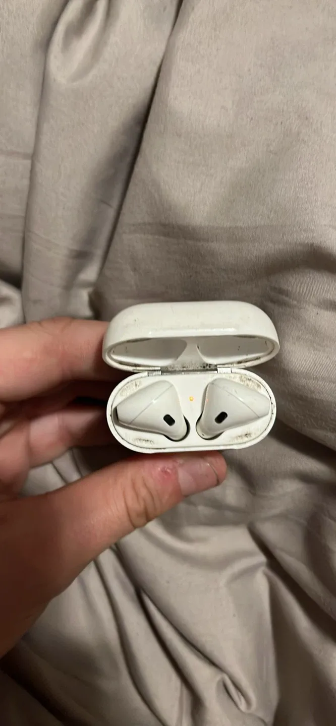 Used Apple AirPods (2nd Generation) image indicator(3)