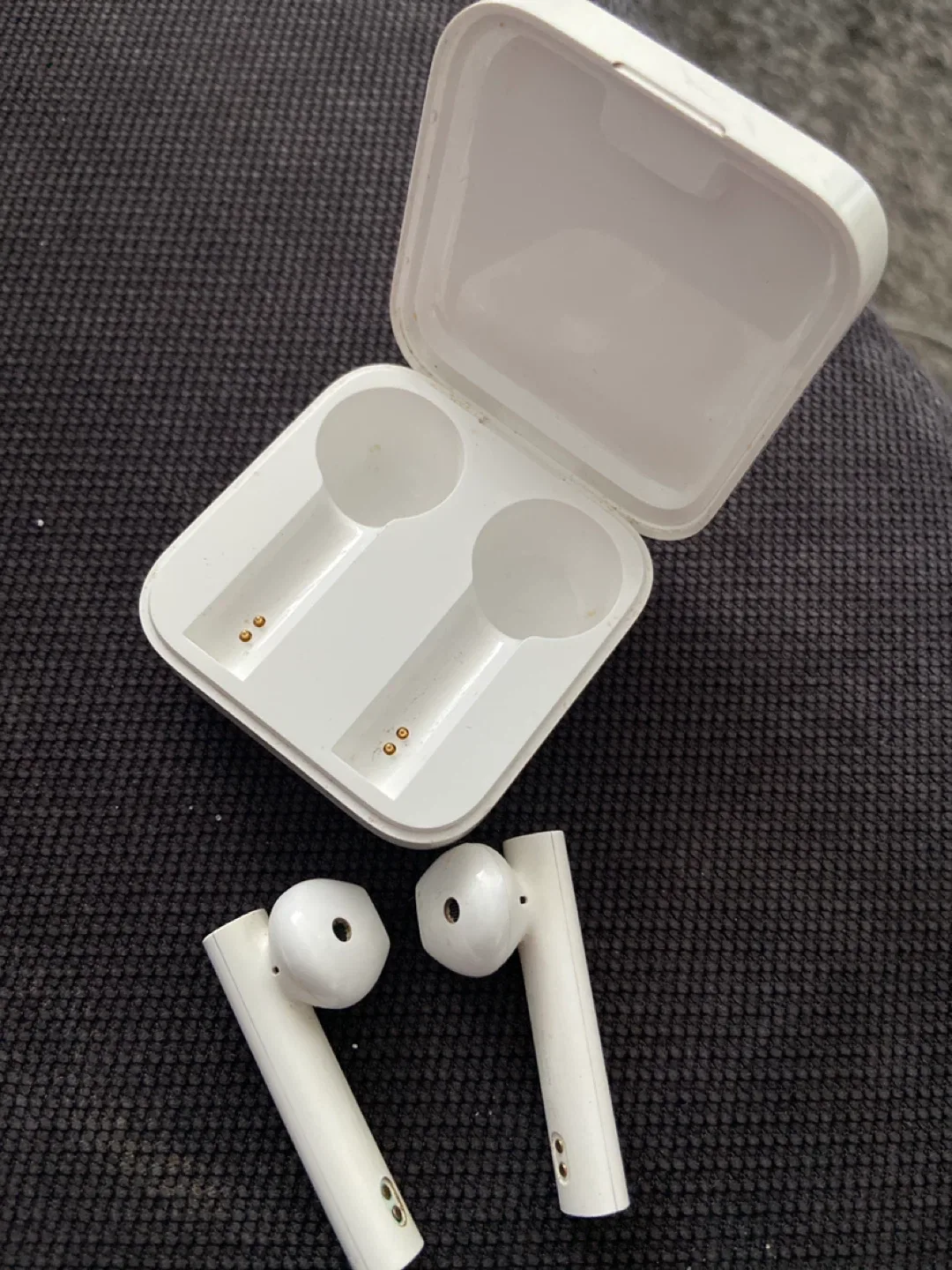 White Wireless Earbuds with Case image indicator(2)