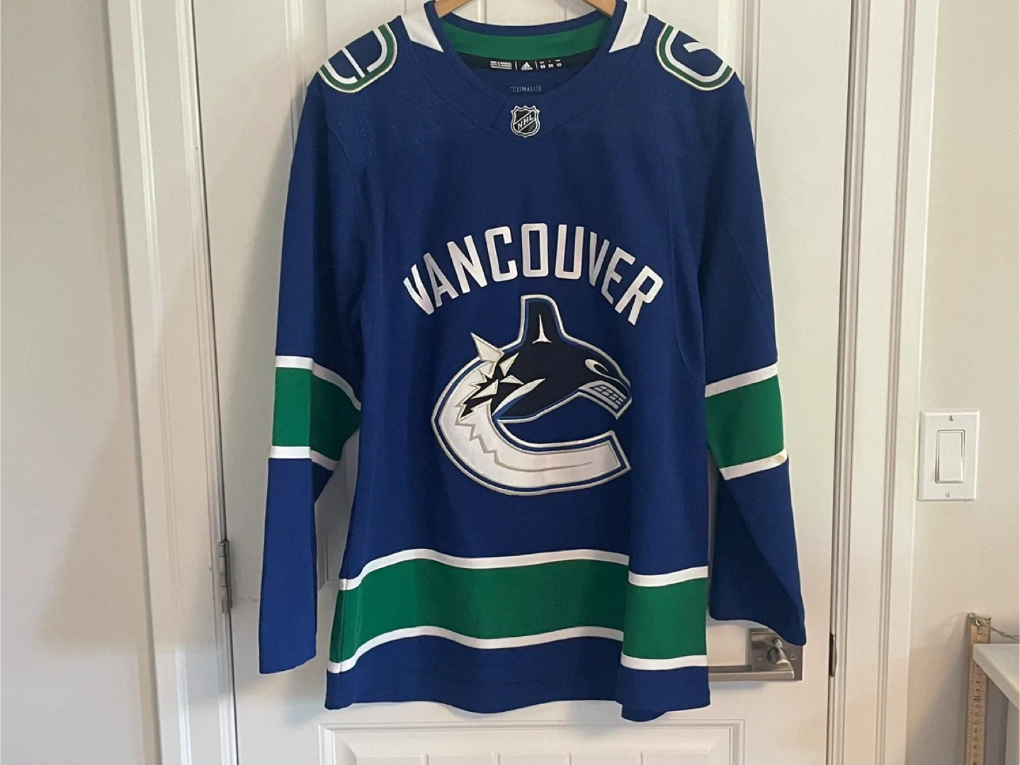 Authentic Adidas Vancouver Canucks Jersey Size 50 Medium thumbnail