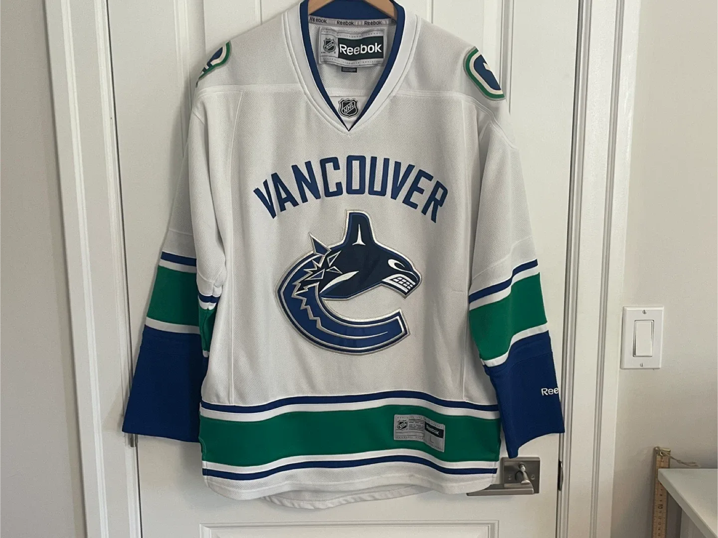Authentic Reebok Vancouver Canucks White Orca Jersey Size Large thumbnail