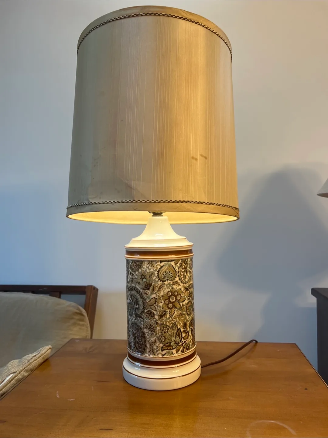 pair of Vintage Floral Patterned Table Lamp image indicator(3)