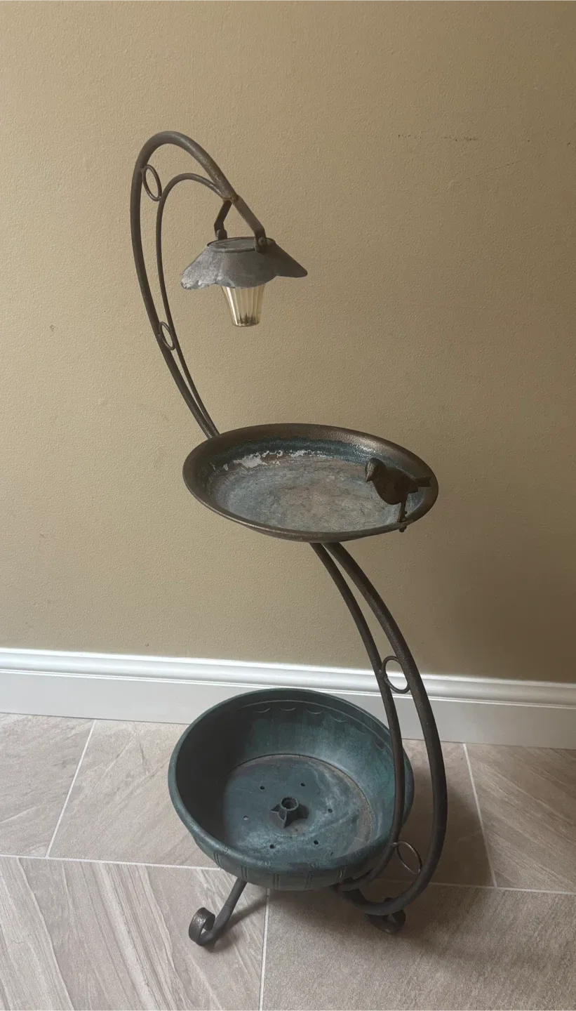 🥕Vintage Metal Bird Bath with Solar Light thumbnail