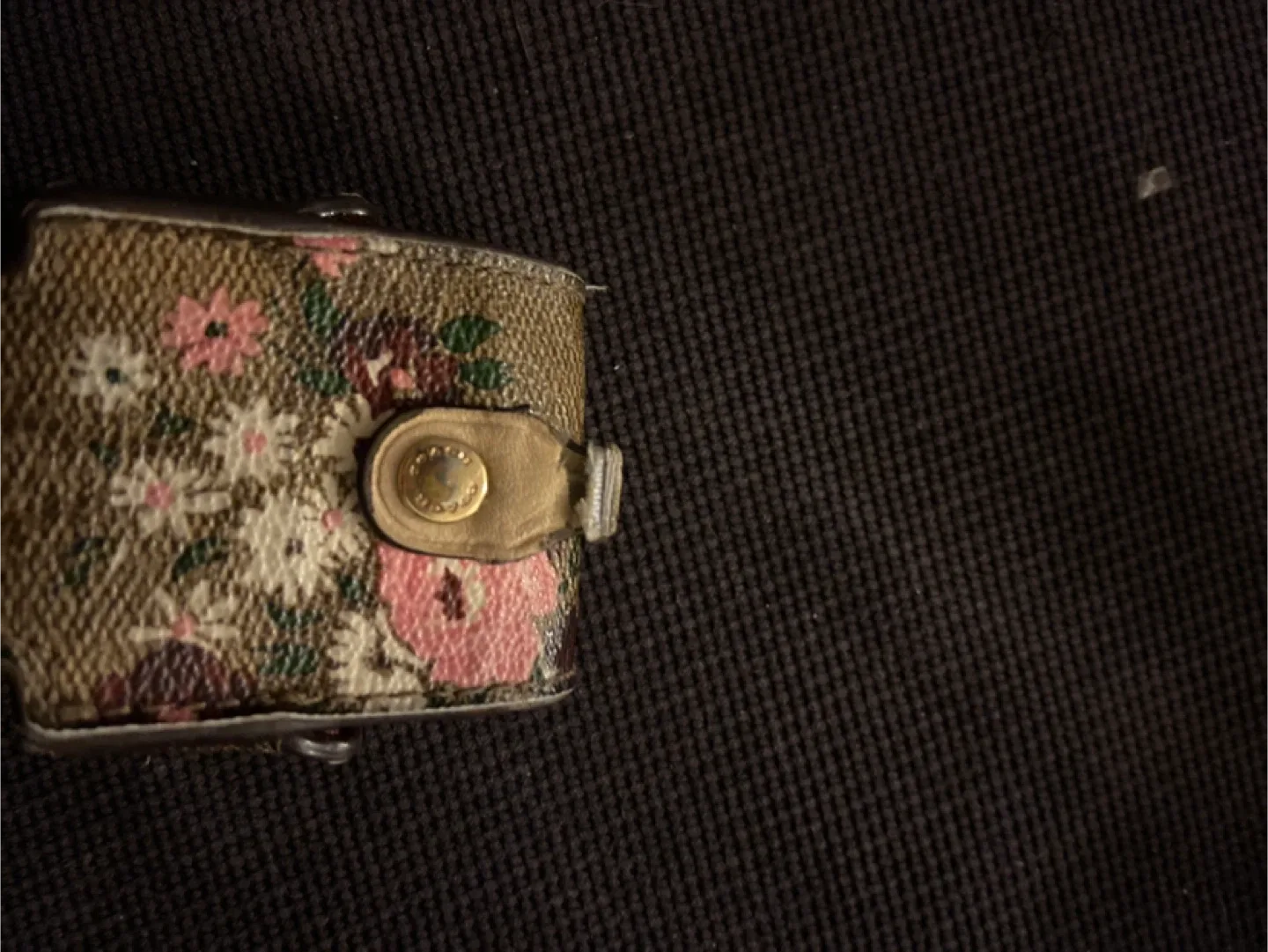 Coach Floral Airpod Case image indicator(2)